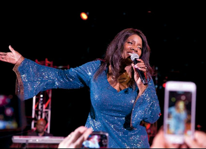 Gloria Gaynor sings "for my public" Gloria-Gaynor-1.jpg